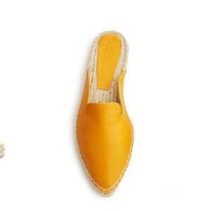 NWOT Lisa B yellow leather pointed toe mule espadrille. Coastal. Classic. Beach